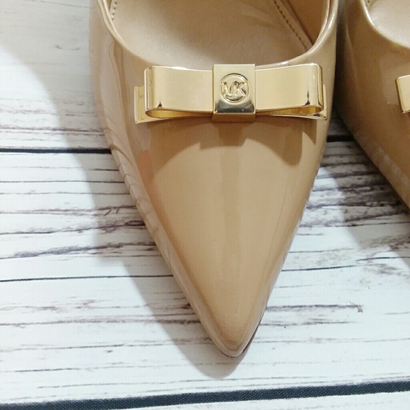 MICHAEL KORS TAN NUDE PATENT PUMPS HEELS GOLD BOWS - Picture 5 of 8